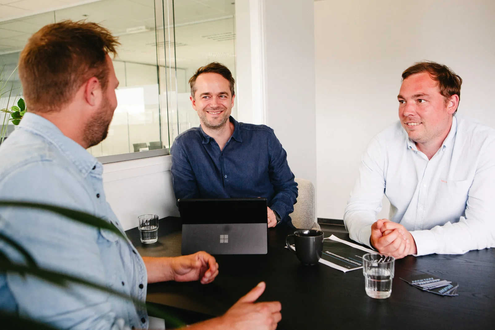 Morow collega's werken samen in het kantoor