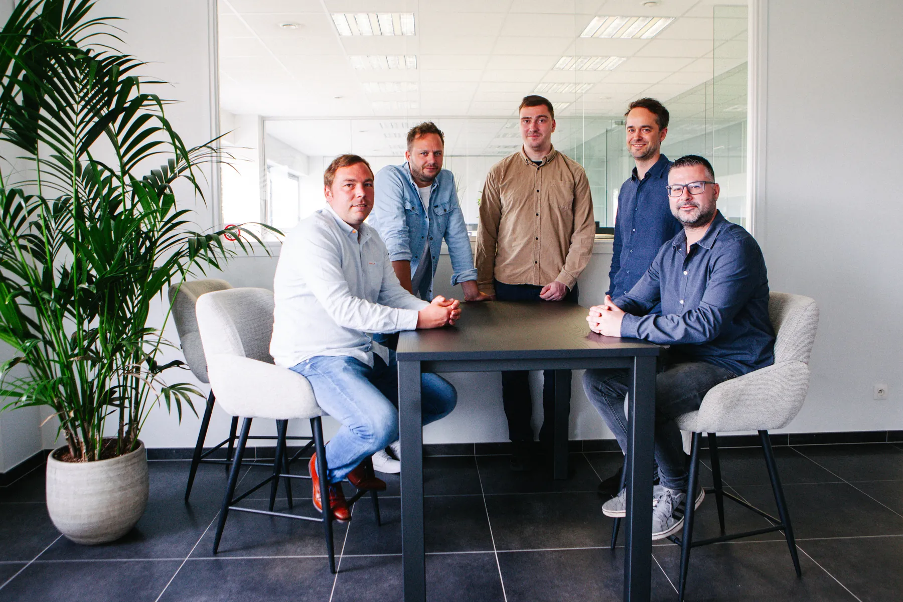 Groepsfoto van het Morow team op kantoor