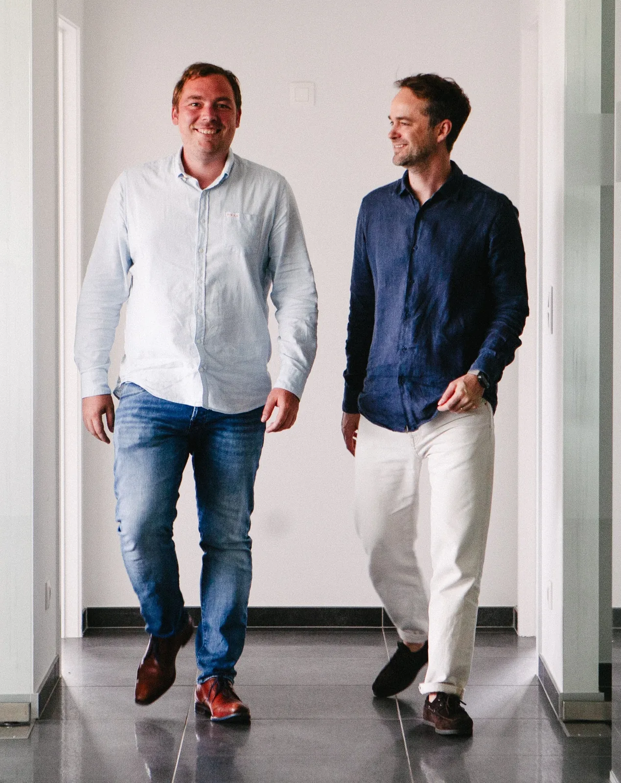 Twee Morow collega's wandelen door kantoor